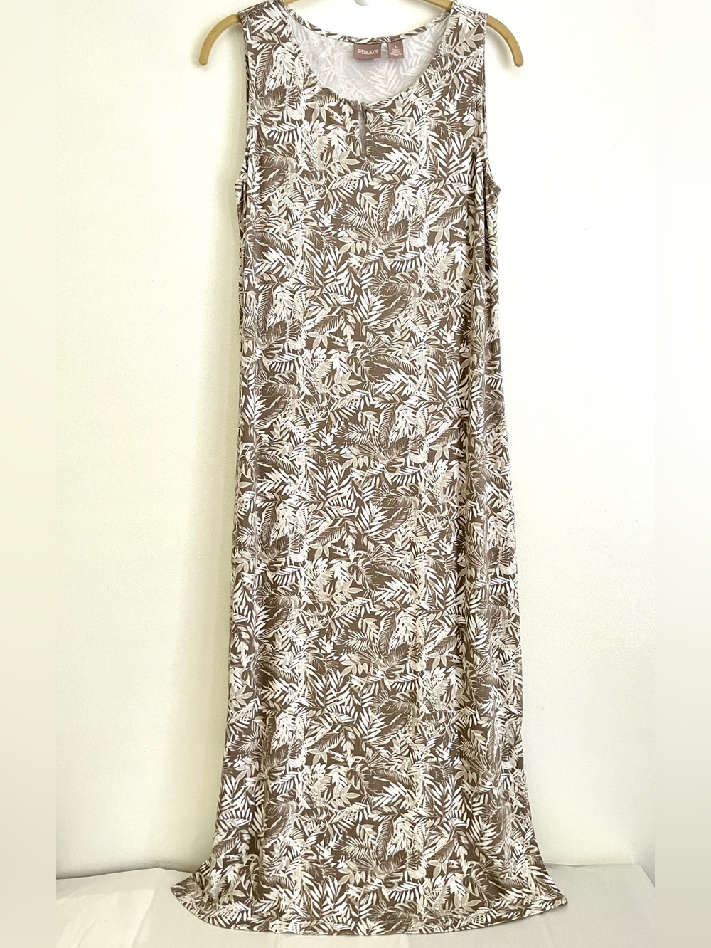 Chico's Sleeveless Stretch Maxi Dress M Keyhole Button Taupe White Tropical